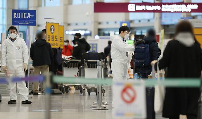 3일 오후 인천국제공항 제1여객터미널에서 입국자들이 공항 방역절차에 따라 이동하고 있다. 중앙방역대책본부에 따르면 이달 1일 이후 국내에서 코로나19 양성 판정을 받은 확진자 27명의 유전체를 분석한 결과 5건에서 변이 바이러스가 확인됐다. 특히 이날 기존 신종 코로나바이러스 감염증(코로나19)보다 전파력이 더 센 것으로 알려진 변이 바이러스의 지역사회 집단전파 사례가 처음으로 확인됐다. 연합뉴스