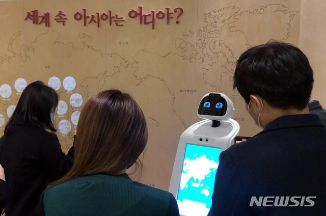 [광주=뉴시스] = 국립아시아문화전당은 어린이문화원의에 문화정보를 해설하고 안내하는 로봇 '큐아이'를 설치했다고 4일 밝혔다. (사진=국립아시아문화전당 제공). photo@newsis.com