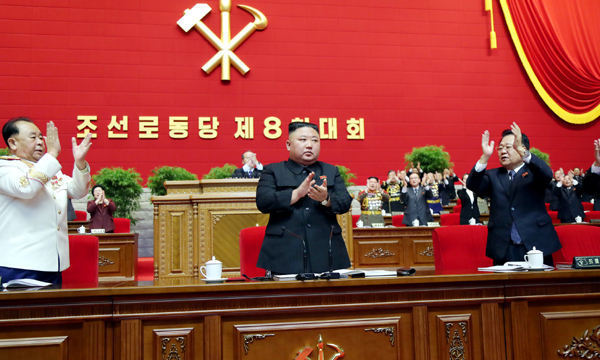 김정은 북한 국무위원장(가운데)이 제8차 노동당 대회를 통해 당 총비서로 추대됐다고 노동신문이 지난달 11일 전했다. 평양=노동신문·뉴스1