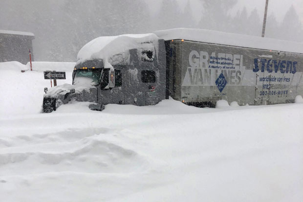 지난 달 27일(현지시간) 눈폭풍이 휘몰아친 미국 캘리포니아주 모노카운티의 한 도로에 트레일러가 갇혀 있다./사진=AP 연합뉴스