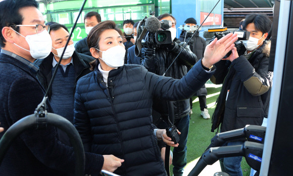 - 국민의힘 서울시장 경선후보인 나경원 전 의원이 4일 버스운송 안전 및 현안 점검을 위해 서울 성북구 정릉동의 한 시내버스 회사를 찾아 전기버스 충전 시스템을 살펴보고 있다.2021. 2. 4 국회사진기자단