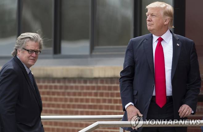 2017년 당시 도널드 트럼프 미국 대통령과 스티브 배넌 백악관 수석전략가 [AFP=연합뉴스 자료사진]