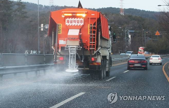 폭설 대비 철저하게 (수원=연합뉴스) 홍기원 기자 = 밤사이 많은 눈이 예보된 지난 3일 오후 경기도 수원시 영통구의 한 도로에서 제설차가 제설제를 살포하고 있다. 2021.2.3 xanadu@yna.co.kr