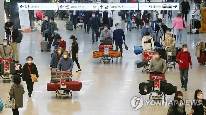 북적이는 제주공항 (제주=연합뉴스) 지난 2020년 한글날 연휴 마지막 날인 10월 11일 오전 제주국제공항이 제주를 오가는 관광객들로 북적이고 있다. [연합뉴스 자료사진]