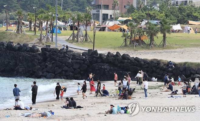 '추캉스' 인파 몰린 제주 해변 (제주=연합뉴스) 2020년 추석 연휴인 10월 1일 오후 제주시 조천읍 함덕 해변을 찾은 관광객들이 '추캉스'를 즐기고 있다. [연합뉴스 자료사진]