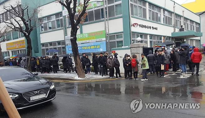 노후 경유차 폐차 지원 신청 '장사진' [연합뉴스 자료사진]