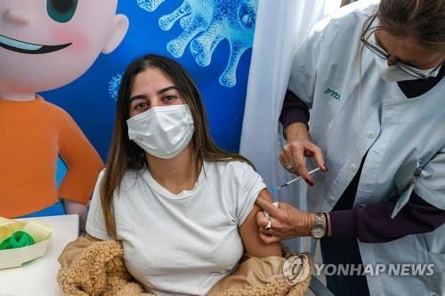 코로나19 백신 접종하는 이스라엘의 18세 청소년 [AFP=연합뉴스 자료사진]
