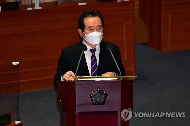 답변하는 정세균 총리 (서울=연합뉴스) 진성철 기자 = 정세균 국무총리가 4일 국회 본회의에서 정치·외교·통일·안보에 관한 대정부질문에 답변하고 있다.  2021.2.4 zjin@yna.co.kr