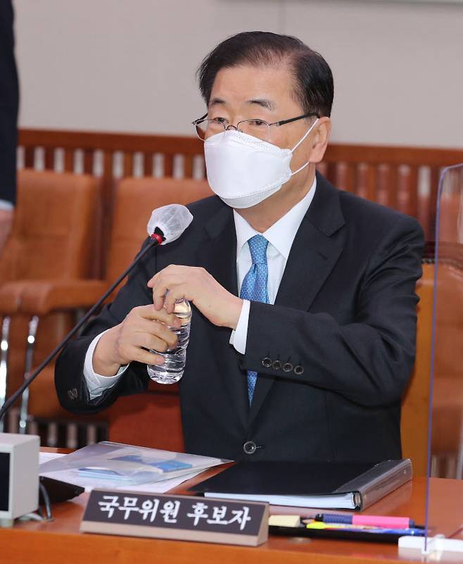 정의용 외교부 장관 후보자가 5일 국회 외교통일위원회에서 열린 인사청문회에서 마실 물을 준비하고 있다. (사진=연합 제공)