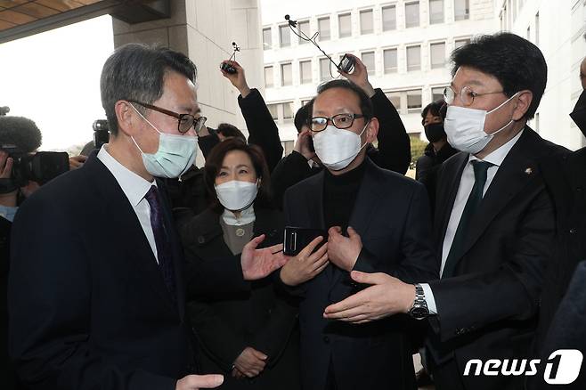 국민의힘 탄핵거래 진상조사단이 5일 오전 서울 서초구 대법원 앞에서 출입이 제지 당하자 김인겸 법원행정처 차장에게 항의하고 있다. 2021.2.5/뉴스1 © News1 황기선 기자