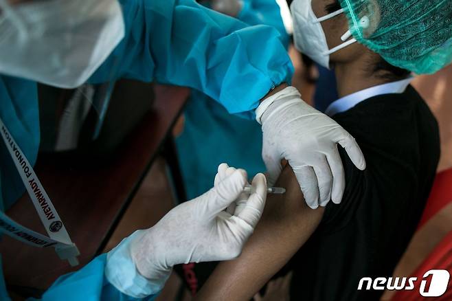 미얀마에서 의료진이 신종 코로나바이러스 감염증(코로나19) 백신 접종을 받고 있다. © AFP=뉴스1