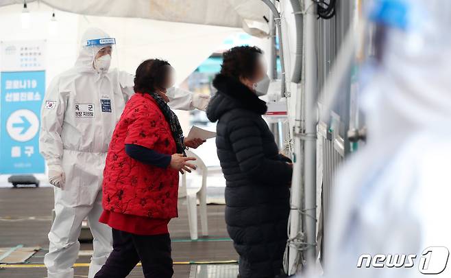 5일 오후 서울 성북구청 바람마당에 설치된 임시선별진료소에 신종 코로나 바이러스 감염증(코로나19) 검사를 받기 위한 시민들의 발걸음이 이어지고 있다. 2021.2.5/뉴스1 © News1 박정호 기자