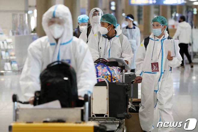 5일 오후 인천국제공항 제1여객터미널을 통해 방역복 차림의 여행객들이 해외에서 입국하고 있다. 2021.2.5/뉴스1 © News1 민경석 기자