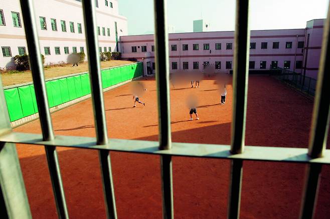 한 소년원에 있는 청소년들이 운동장에서 축구를 하고 있다. <한겨레21> 류우종 기자 wjryu@hani.co.kr