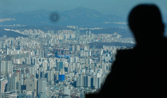 정부는 공공 주도로 주택공급을 대폭 확대해 공공분양 물량을 늘리기로 했다. 서울 중구 남산서울타워에서 바라 본 도심 아파트 일대. [뉴스1]