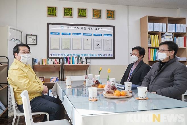 오세현 아산시장이 사회복지시설 관계자들과 담화를 나누며 애로사항을 청취하고 격려했다.