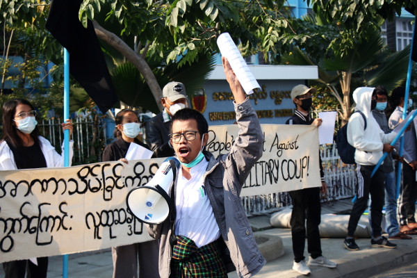 미얀마 제2의 도시 만달레이에서 4일(현지시간) 젊은이들이 만달레이의과대학 앞에 모여 군부 쿠데타에 항의하는 시위를 벌이고 있다. 군부 쿠데타로 구금된 아웅산 수치 국가고문이 전날 수출입법 위반 혐의로 기소되자 미얀마 시민들은 소셜미디어를 중심으로 불복종운동을 호소하고 있다. 로이터연합뉴스