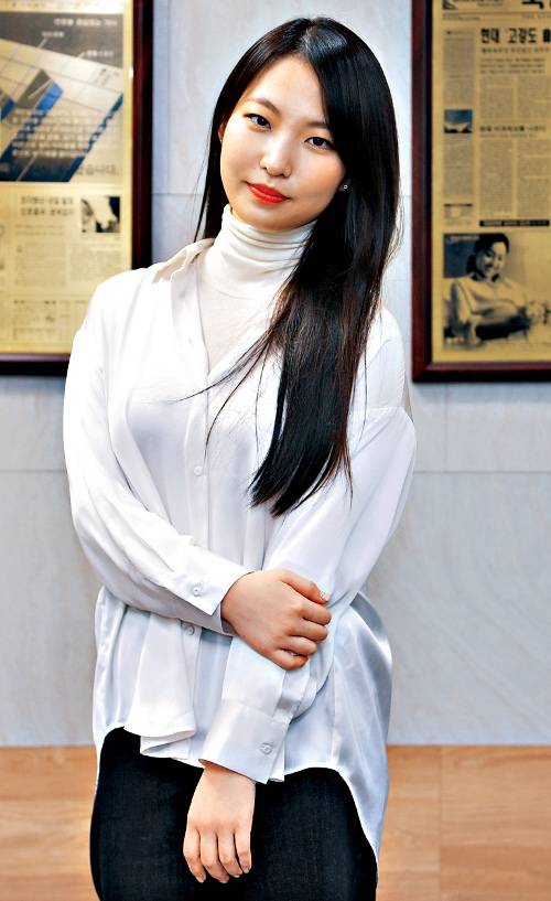 싱글앨범 ‘모놀로그’로 데뷔한 ‘보컬플레이2’ 우승자 임지수씨가 최근 서울 여의도 국민일보 대회의실에서 포즈를 취하고 있다. 신석현 인턴기자