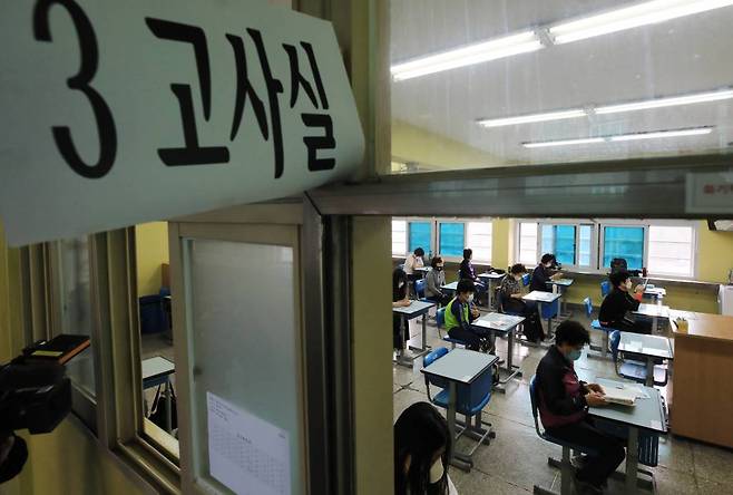 '2020년도 제1회 초·중·고졸 학력인정 검정고시'가 실시됐던 지난 5일 서울 용산구 선린중학교 고사장에서 응시생들이 시험을 준비하고 있다. /사진=뉴시스