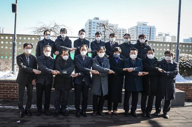 우상호 더불어민주당 서울시장 예비후보가 4일 서울 신도림역에서 여당 인사들과 악수하고 있다./사진=우상호 의원 페이스북