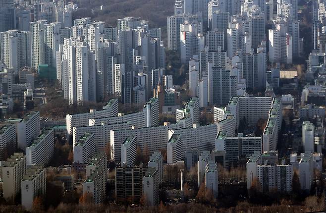 서울 송파구 롯데월드타워 전망대 서울스카이에서 바라본 강남 아파트 단지 모습. [연합]