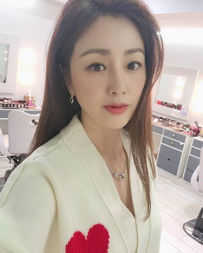 Actor Oh Na-ra showed off her beautiful beauty.Oh Na-ra posted several photos on his instagram on February 5 with an article entitled Successful if you take 20,000 selfies and get one or two.The photo shows Oh Na-ra, who takes a selfie with a white cardigan with a red heart on his chest and a long hair.A cool, elegant look and a graceful atmosphere on her small face attracts attention. As she grew younger, she showed off her beauty and admiration.On the other hand, Oh Na-ra recently appeared in SBS entertainment Baek Jong-wons Alley Restaurant and showed a hidden gourmet aspect.He appeared in MBC drama The Tenth Century last year, and is about to release a new film, Apgujeong Report (Gase), directed by Im Jin-soon, and a new film, Count (Gase), directed by Kwon Hyuk-jae.