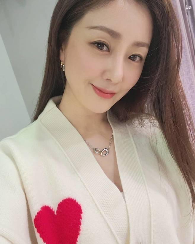 Actor Oh Na-ra showed off her beautiful beauty.Oh Na-ra posted several photos on his instagram on February 5 with an article entitled Successful if you take 20,000 selfies and get one or two.The photo shows Oh Na-ra, who takes a selfie with a white cardigan with a red heart on his chest and a long hair.A cool, elegant look and a graceful atmosphere on her small face attracts attention. As she grew younger, she showed off her beauty and admiration.On the other hand, Oh Na-ra recently appeared in SBS entertainment Baek Jong-wons Alley Restaurant and showed a hidden gourmet aspect.He appeared in MBC drama The Tenth Century last year, and is about to release a new film, Apgujeong Report (Gase), directed by Im Jin-soon, and a new film, Count (Gase), directed by Kwon Hyuk-jae.