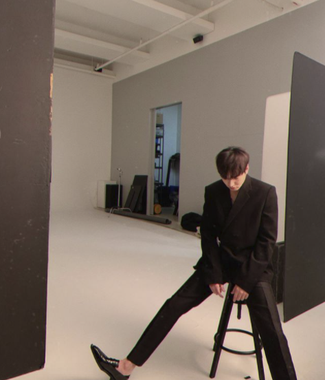 Actor Lee Min-ho showed off her Incomparable leg lengthLee Min-ho posted a picture on her Instagram page on Saturday afternoon without much message, in which he is slumped in a chair in an all-black suit.This is probably taken at the photo shoot, and Lee Min-ho, who is in the picture, is spewing a force like A-cut even though it is B-cut.Lee Min-ho made his debut with EBS Drama Secret Correction in 2006, and was loved as a Korean Wave star through Drama Boys Over Flowers, City Hunter, Heirs, Legends of the Blue Sea and God.Last year, he met Kim Eun-sook, a writer of Heirs, and performed a romance act on SBSs The King: The Monarch of Eternity.SNS