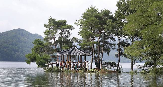 지명산 인근 대청정은 여름에 강수로 댐 수위가 높아지면 섬으로 변한다. 사진 김성선