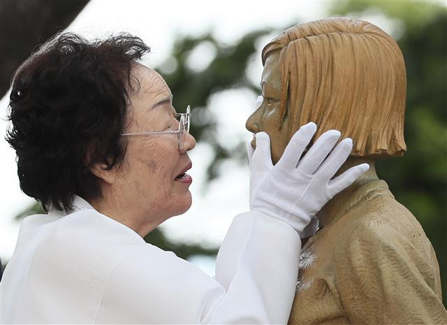 외교부가 2015년 한일 일본군 위안부 합의에 대해 “정부 차원에서는 어떤 추가적 청구도 하지 않을 방침”이라고 밝힌 데 대해 이용수 할머니는 24일 서울신문과의 통화에서 이 문제를 정의용 외교부 장관 후보자 인사청문회에서 공식 제기하겠다고 밝혔다. 사진은 2019년 8월 14일 소녀상을 어루만지는 이 할머니의 모습.서울신문 DB