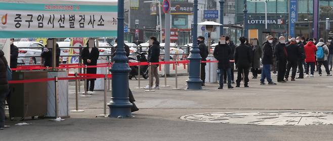 5일 서울역 광장에 설치된 임시선별진료소의 검사 대기줄 연합뉴스