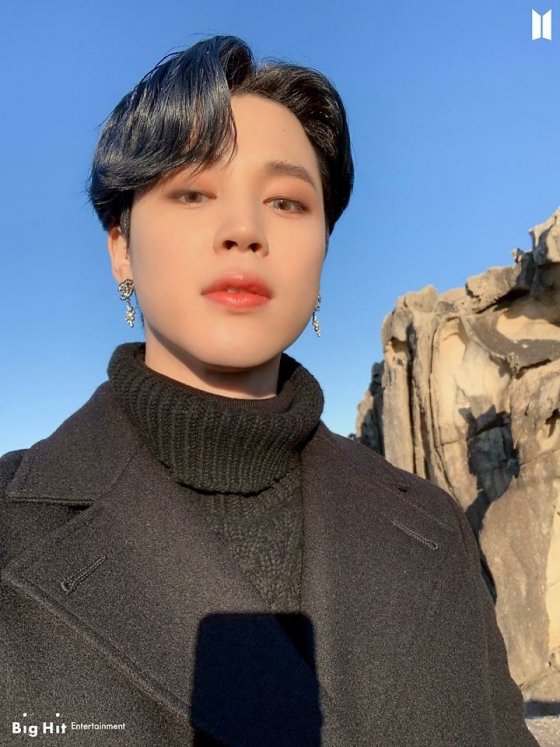 BTS (BTS) Jimin captivated fans with a pictorial featuring colorful charms.BTS quoted Jimins own song Christmas Love lyrics Sobokbok on the official Naver Post on the 4th, saying, BTS has come to Gangwon Prince?!Sobok Sobok ~ 2021 Winter Package Taste! In the open photo, Jimin showed various charms ranging from innocent expression to sexy and charismatic expression as if he had returned to concentricity in the background of white snowy snow.Jimin, who wore all black costumes, transformed into a brilliant god (God) gimmebi who came to good day with a sleek jaw line and deep and sexy eyes, showing the extreme of sexy with mature masculinity.Jimin also sat in the snow with a small bundle of snow and turned into a cute boy, wearing knit earplugs and mittens, capturing his attention, reminiscent of a small fairy of snowy snowy snowy mazes during his strongest age.Fans said, Jimins beauty is Leeds every day, From the squeak to the prince of the snow, I was against Jimins gap gap again, Jimin can not live., Purchase Gogo , I see it in the engineering industry, as if it is a hit, Aid cue-secker, and cute sexy Jimin 