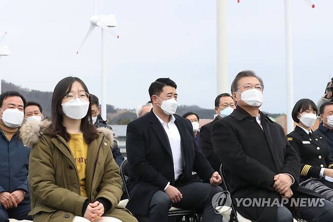 해상풍력 민간투자계획 발표듣는 문 대통령 (신안=연합뉴스) 이진욱 기자 = 문재인 대통령이 5일 오후 전남 신안군 임자2대교에서 열린 '세계 최대 해상풍력단지 48조 투자협약식'에서 참석자들과 함께 해상풍력 민간투자계획 발표를 듣고 있다. 2021.2.5 cityboy@yna.co.kr