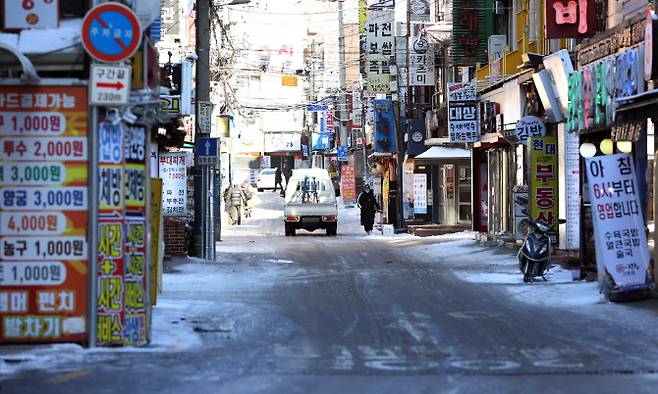 지난 4일 서울 서대문구 신촌 대학가 음식점 골목이 한산한 모습을 보이고 있다. (사진=연합뉴스)