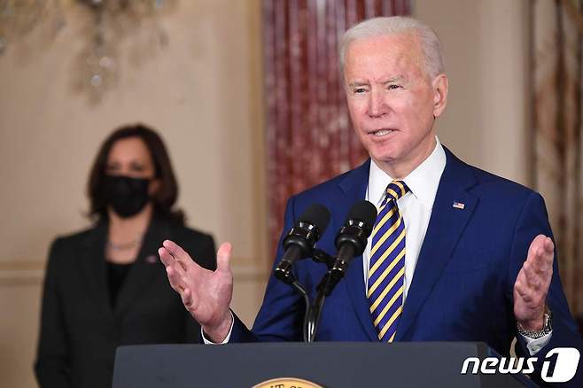 조 바이든 미국 대통령이 4일(현지시간) 취임 후 첫 방문 부처인 워싱턴 국무부에서 카멀라 해리스 부통령이 지켜보는 가운데 외교정책에 관한 연설을 하고 있다. © AFP=뉴스1 © News1 우동명 기자