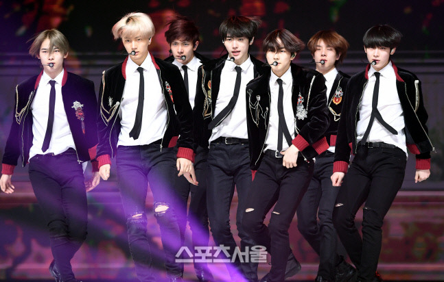 그룹 엔하이픈이 31일 서울 올림픽공원 체조경기장에서 진행된 ‘제30회 하이원 서울가요대상’의 무대에 올라 공연하고있다. 김도훈기자 dica@sportsseoul.com