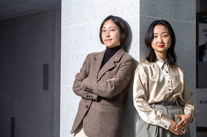 장혜영(왼쪽) 정의당 의원과 이슬아 작가. 13년 전 대학생과 고등학생으로 처음 만난 두 사람은 이제 국회의원과 후원회장이 됐다. 이들은 “모든 일상이 결국 정치 위에서 흘러가는 것”이라며 “지루하지 않게 정치를 얘기하고 싶다”고 말했다. /이신영 영상미디어 기자