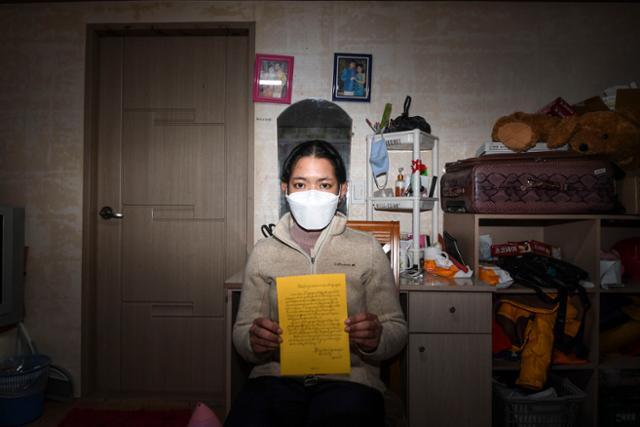 캄보디아에서 온 이주노동자 심 속헹(25)씨가 지난달 22일 충북 충주시 숙소에서 부모님께 보내는 편지를 들고 있다. 이한호 기자