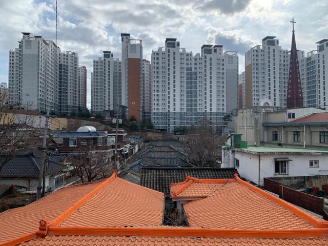 형형색색 지붕이 돋보이는 춘천 개량기와집 단지. 김시덕 제공