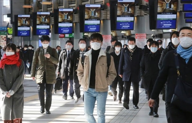 일본 도쿄에서 마스크를 쓴 시민들이 전철역을 걷고 있다. 사진=AP