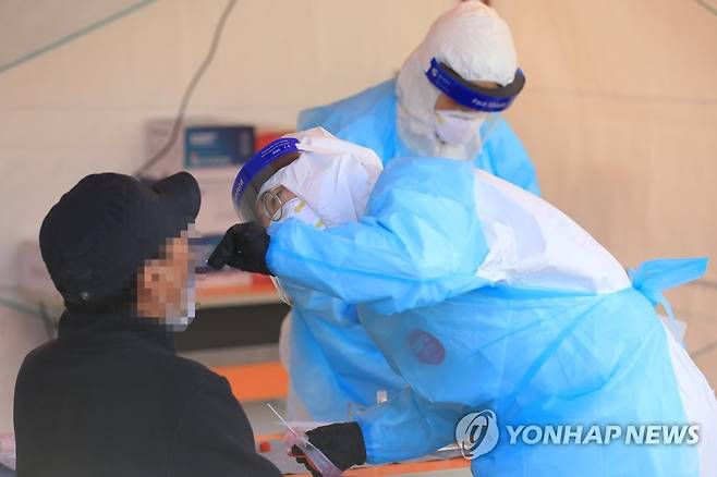 코로나19 검사 받는 제주도민 [연합뉴스 자료사진]