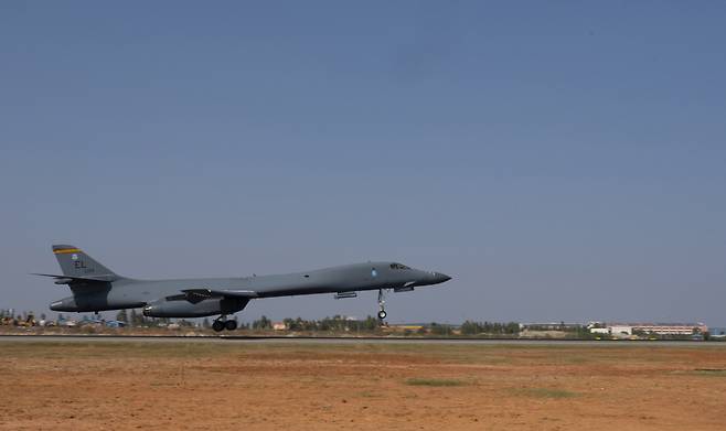 미국 공군의 B-1B '랜서' 전략폭격기가 지난 1일 인도 벵갈루루 국제공항에 착륙 중이다. (미 인도태평양사령부) © 뉴스1