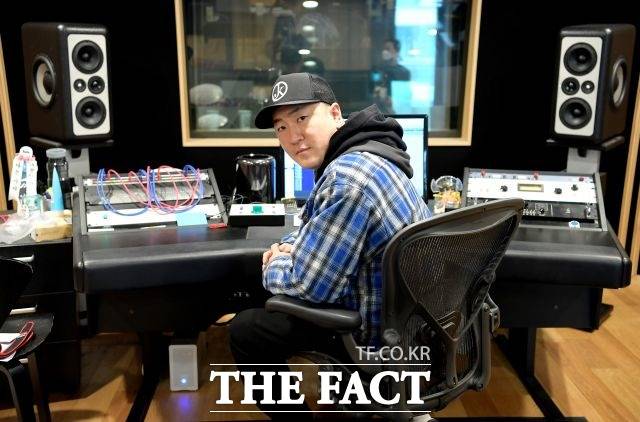 라이언 전은 신인 작곡가 시절 이효리의 타이틀곡을 쓰고 SM엔터테인먼트 대표 뮤지션들의 히트곡을 탄생시키며 이제는 K팝을 대표하는 프로듀서가 됐다. 현재는 그도, 그가 만든 음악도 모두 K팝의 중심에 있다. /이선화 기자