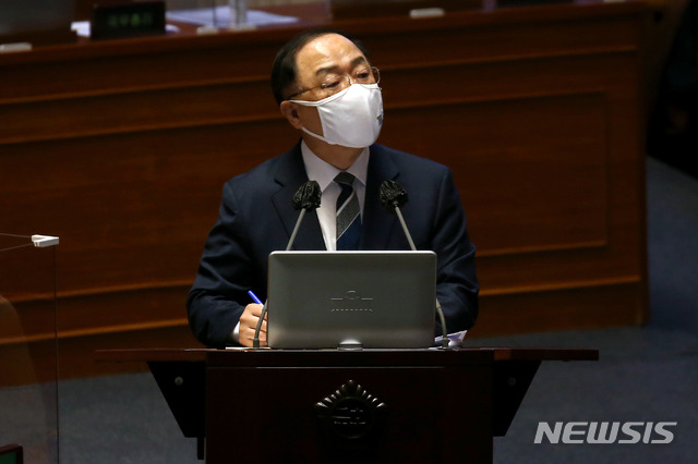 홍남기 경제부총리 겸 기획재정부장관이 이달 5일 오후 국회 본회의에서 열린 경제분야 대정부 질문에 출석, 의원들의 질문에 답하고 있다. / 사진제공=뉴시스