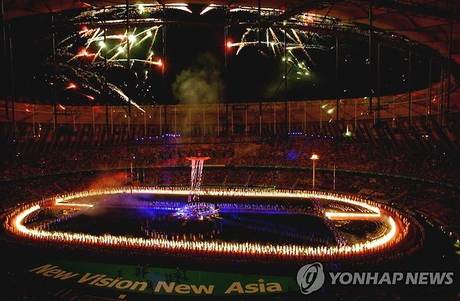 아시안게임 축하 불꽃 29일 개막한 제14회 부산아시안게임을 축하하기 위한 불꽃이 주 경기장을 밝히고 있다./특별취재단/아게/ 2002.9.29 (부산=연합뉴스)