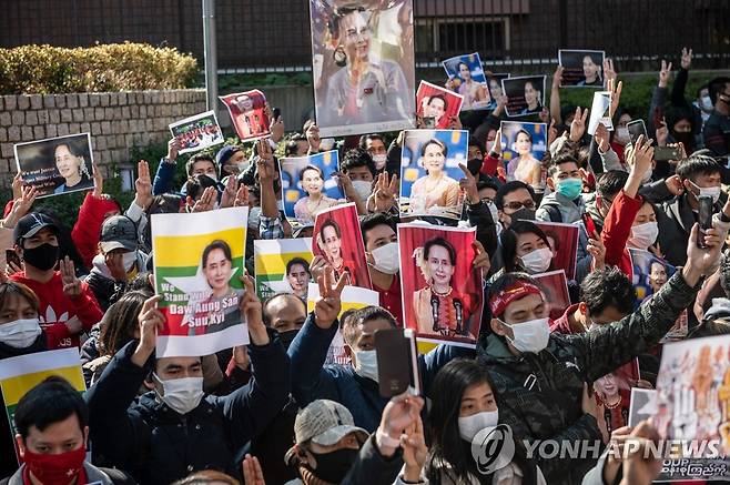 JAPAN-MYANMAR-POLITICS Myanmar activists protest outside the Myanmar embassy in Tokyo on February 7, 2021, after the country's military on February 1 seized power in a bloodless coup and detained its civilian leader Aung San Suu Kyi. (Photo by Philip FONG / AFP)