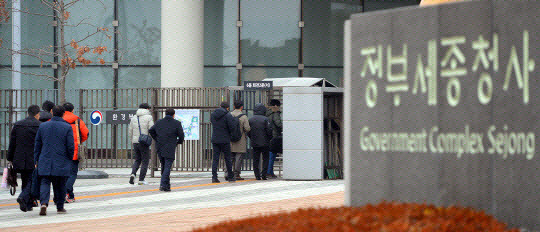 정부세종청사에 근무하는 공무원들이 청사로 출근하고 있다. [사진=연합뉴스]