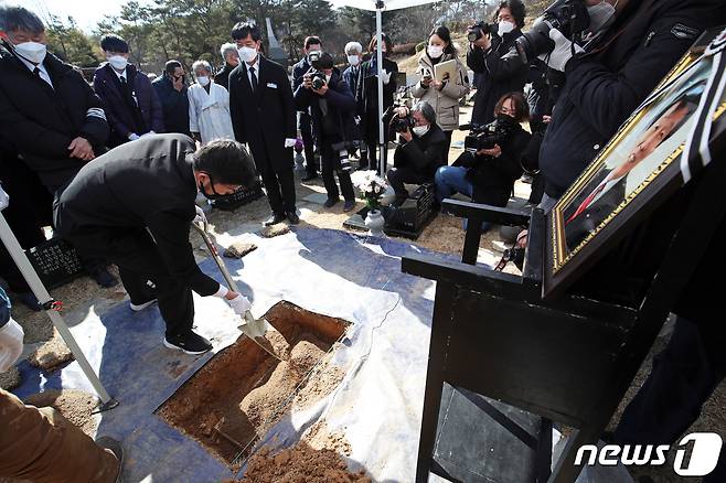 8일 오후 광주 북구 국립5·18민주묘지 2묘역에서 열린 고 강신석 목사의 하관식에서 유족들이 허토하고 있다. 고 강 목사는 평생을 반독재 민주화운동과 5·18민중항쟁의 진실을 알리는 데 헌신하다 지난 5일 오전 10시 향년 83세로 별세했다. 2021.2.8/뉴스1 © News1 황희규 기자