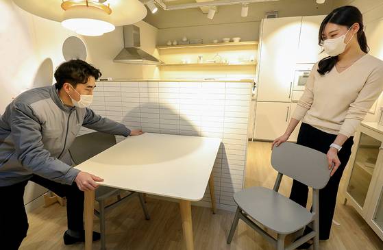 Hyundai Livart workers deliver a table. [HYUNDAI LIVART]