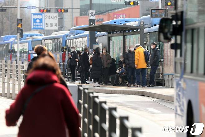 (서울=뉴스1) 황기선 기자 = 5일 서울역 버스환승센터에서 시민들이 버스를 기다리고 있다.  2021.2.5./뉴스1